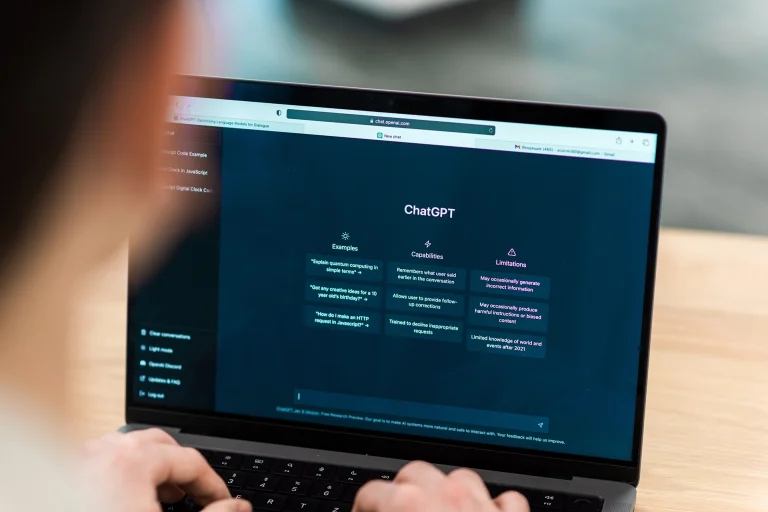 Utilisateur utilisant ChatGPT sur un ordinateur portable pour interagir avec une intelligence artificielle.